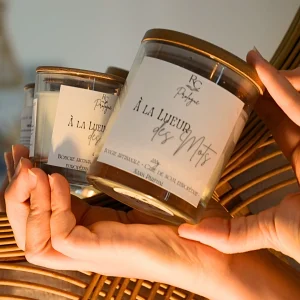 Bougies artisanales À la Lueur des Mots RomanCirière en formats 200 g et 60 g tenues dans les mains