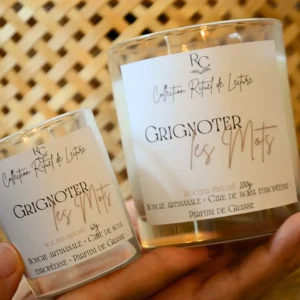 Bougies Grignoter les Mots RomanCirière tenues dans les mains en ambiance chaleureuse