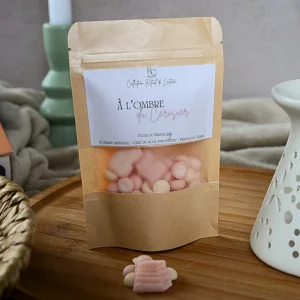 Fondant parfumé À l’Ombre du Cerisier à la fleur de Sakura, présenté dans son sachet kraft