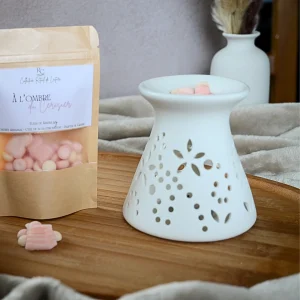 Fondants Fleur de Sakura À l’Ombre du Cerisier présentés avec un brûle-parfum blanc