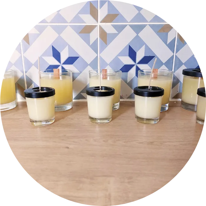 Bougies fraîchement coulées dans l’atelier de bougies artisanales RomanCirière