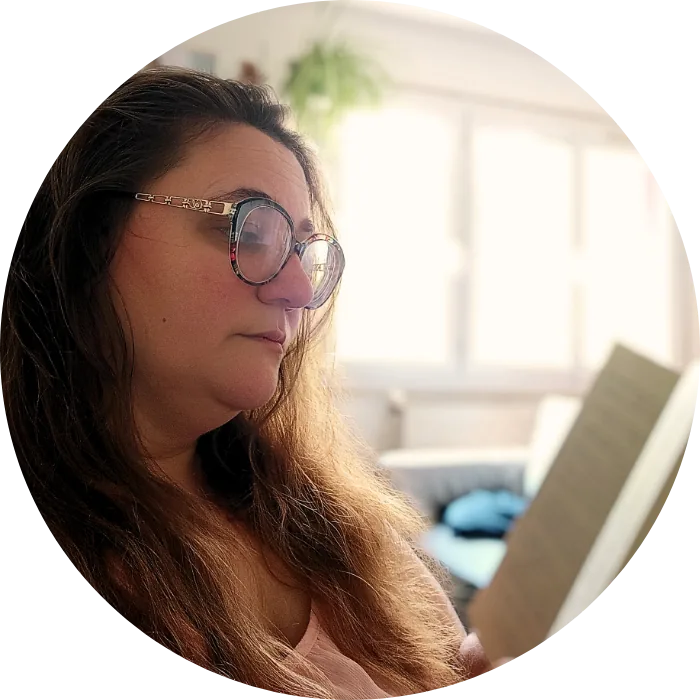 Créatrice de RomanCirière lisant un livre près d’une fenêtre