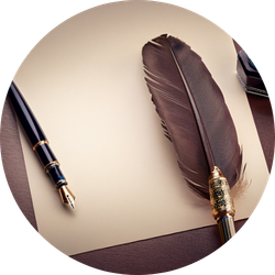 Photo d'une plume et d'un stylo sur une page blanche pour illutrer les outils utilisés pour écrire mes romans
